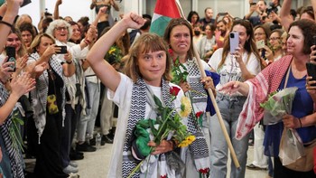 FOTO: Momen Greta Thunberg Cs Tiba di Yunani usai Dideportasi Israel