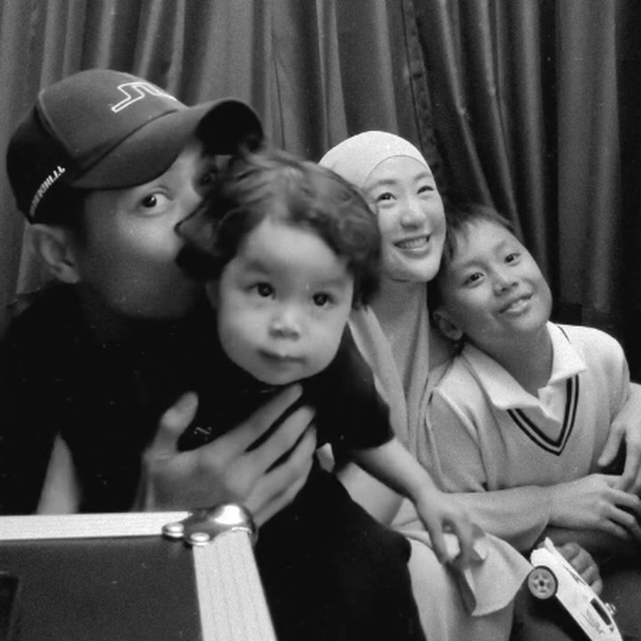 <p>Lama tak <em>update</em>, baru-baru ini Ikram mem-<em>posting</em> video kebersamaannya dengan Larissa dan kedua anak mereka. Video hitam putih ini diambil saat Ikram dan Larissa mengabadikan momen spesial di <em>photobox</em>. (Foto: Instagram @ikram_rsd)</p>
