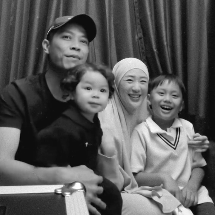 <p>Dalam video ini, Ikram dan Larissa tampak tersenyum saat berpose di depan kamera. Tak hanya itu, si bungsu Alesha juga terlihat menikmati momen bersama kedua orang tuanya. "Udah ya <em>photo box</em> nya @aleshaalifarosadi," tulisa Ikram dalam unggahan ini. (Foto: Instagram @ikram_rsd)</p>