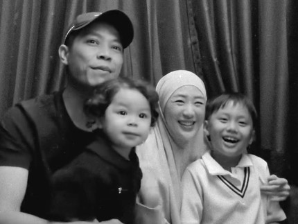 Lama Tak Muncul, Ikram Rosadi Kembali Unggah Potret Bersama Larissa Chou dan Anak