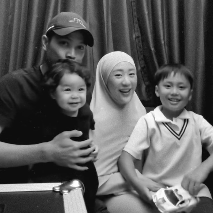 <p><em>Postingan</em> Ikram ini seperti menjawab isu miring soal rumah tangganya dengan Larissa yang berhembus kencang di media sosial. Beberapa netizen turut merasa senang karena hubungan Larissa dan Ikram tampaknya baik-baik saja. "Udah ya netizen mereka baik2 aja.... Mereka gak mau sering <em>publish</em> kemesraan... Pokoknya buat a ikram dan cici semoga langgeng rumah tanggany, sampai maut memisahkn," tulis akun @ch***. "yg bahagia semuanya ni ciii <em>alhamdulillahhh</em> <em>post</em> berempat, bahagia sllu cii @larissachou dan a @ikram_rsd," ujar @me***. (Foto: Instagram @ikram_rsd)</p>