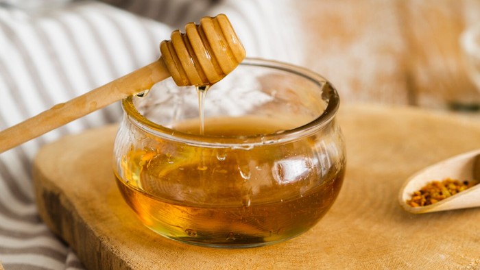 Rutin Konsumsi Sesendok Madu Sebelum Tidur, Ini 4 Manfaatnya untuk Kesehatan