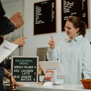 Menurut Pakar, Ini 5 Hal yang Tidak Boleh Kamu Tanyakan ke Pelayan Restoran