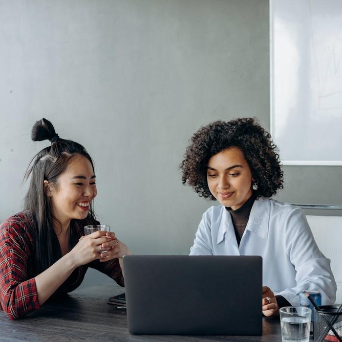 Orang-orang yang cerdas bisa menerima fakta bahwa mereka nggak bisa menyukai semua orang. Saat berhadapan dengan orang yang nggak mereka sukai, orang-orang cerdas menyadari bahwa hal tersebut dapat terjadi karena adanya perbedaan nilai atau perbedaan sudut pandang.