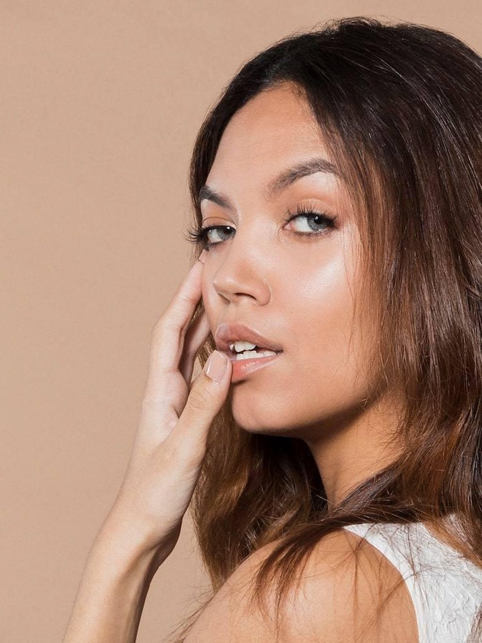 Untuk mendapatkan tampilan Toasty Makeup, kuncinya ada pada penggunaan warna-warna yang hangat dan hasil akhir yang glowing alami. Pertama, kamu bisa memulai dengan complexion yang memberikan hasil satin atau glowy finish, agar kulit kamu terlihat lebih segar.