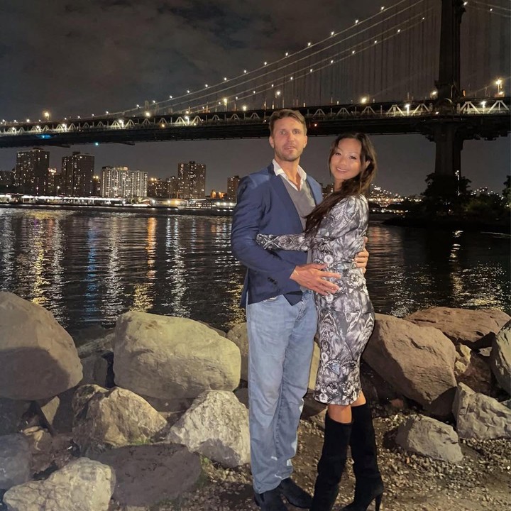 <p>Lebih dari satu dekade bersama, Indah dan sang suami justru semakin terlihat romantis bak remaja yang tengah dimabuk asmara. Hal tersebut diketahui langsung melalui berbagai momen yang dibagikan Indah di media sosial.&nbsp;(Foto: Instagram@indahkalalo)</p>