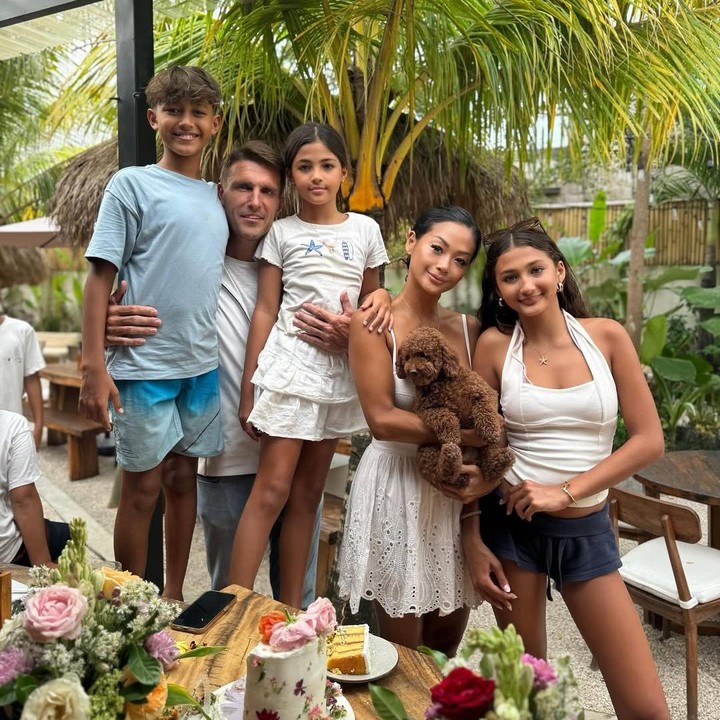 <p>Kebahagiaan mereka tentunya bertambah dengan kehadiran tiga anak yang kini telah beranjak remaja. Mereka adalah Ayanna Rose Werner, Byron Benjamin Warner, dan Tigerlily Gracce Werner.&nbsp;(Foto: Instagram@indahkalalo)</p>