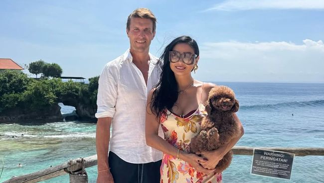 5 Potret Indah Kalalo Dan Suami Bule Tetap Romantis 14 Tahun Menikah