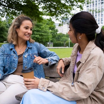 5 Cara Atasi Rasa Canggung saat Bertemu Orang Baru