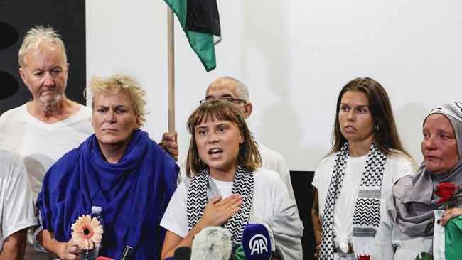 Greta Thunberg dan 171 relawan armada Global Sumud Flotilla tiba di Yunani usai dideportasi dari Israel.