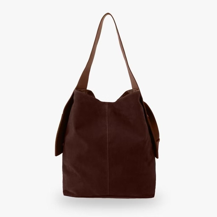 Tas ini terbuat dari gabungan material suede dan premium PU leather. Di dalamnya terdapat compartment untuk laptop dan kantong yang siap menjadi tas kerja yang casual dan minimalis.