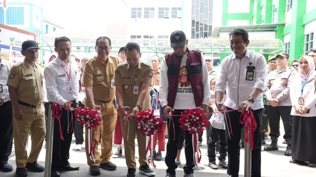 Sekolah Rakyat dibuka untuk usia dini dalam bentuk Sekolah Rakyat Dasar (SRD) sebagai upaya pengentasan kemiskinan yang dimulai lebih awal.