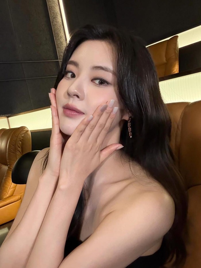 Sebelum debut jadi aktris, ia lebih dulu menjadi trainee untuk menjadi anggota girl group. Sayangnya, ia gagal debut sebagai idol dan lebih fokus pada karier aktingnya.