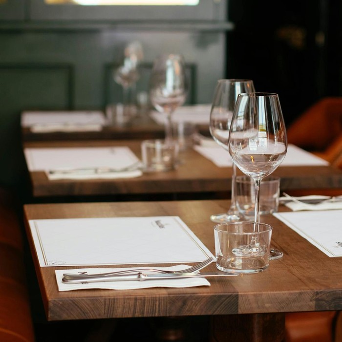 Jika restoran tengah sepi, kamu mungkin bisa membuat permintaan untuk pindah ke meja lain. Namun, kamu perlu bersikap pengertian jika permintaan tersebut ditolak, terutama saat kondisi tengah ramai di restoran.