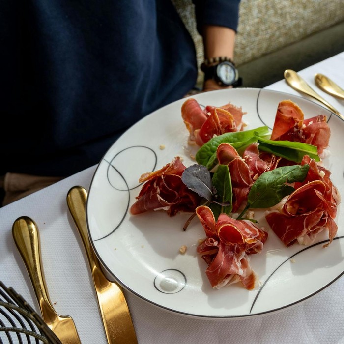 Setiap koki memiliki resep dan gaya masing-masing. Sehingga, meminta pihak restoran untuk menciptakan kembali suatu masakan berbeda menunjukkan kurangnya kepercayaan pelanggan terhadap identitas restoran.