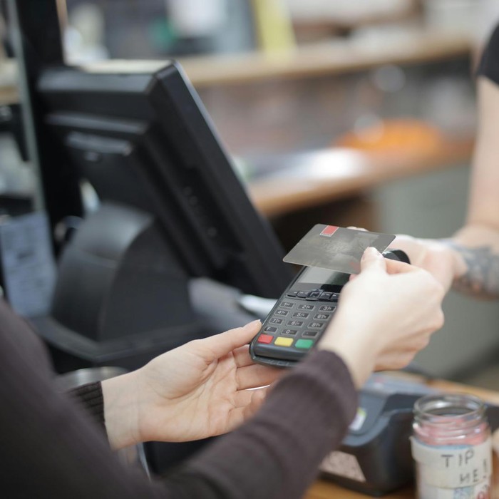 Meminta pelayan restoran untuk membagi tagihan menjadi beberapa bagian sebaiknya tidak kamu lakukan.
Untuk menghindari keterlambatan pesanan lain atau kesalahan selama layanan restoran tengah ramai, usahakan kamu menangani tagihan pembayaran sendiri alih-alih melibatkan pelayan restoran.