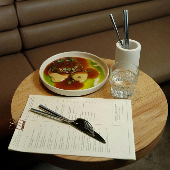 Pelayan tidak memiliki kendali atas harga menu dan penjelasannya biasanya tidak sederhana. Harga hidangan mencerminkan banyak pengeluaran bisnis yang mungkin di luar pengetahuan pelayan, mulai dari kenaikan biaya makanan dan persediaan hingga biaya sewa tempat.