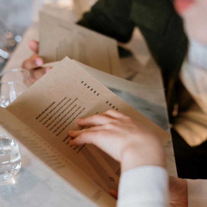 Alih-alih bertanya, “Apa menu favoritmu?”, kamu bisa bertanya kepada pelayan restoran seperti, “Apa menu yang populer?” atau “Hidangan terbaik apa yang ditawarkan oleh koki restoran?”.