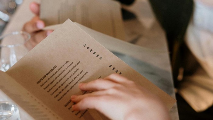 Alih-alih bertanya, “Apa menu favoritmu?”, kamu bisa bertanya kepada pelayan restoran seperti, “Apa menu yang populer?” atau “Hidangan terbaik apa yang ditawarkan oleh koki restoran?”.