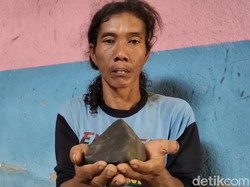 Warga Tegal Temukan Batu Diduga Meteor, Sempat Dengar Dentuman Keras