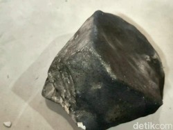 Penampakan Batu Hitam Diduga Meteor Jatuh di Pekarangan Warga Tegal