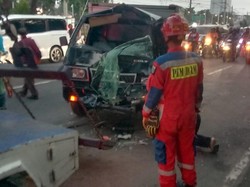 Mobil Boks Tabrak Metrotrans Berpenumpang di Pasar Minggu, 1 Orang Luka