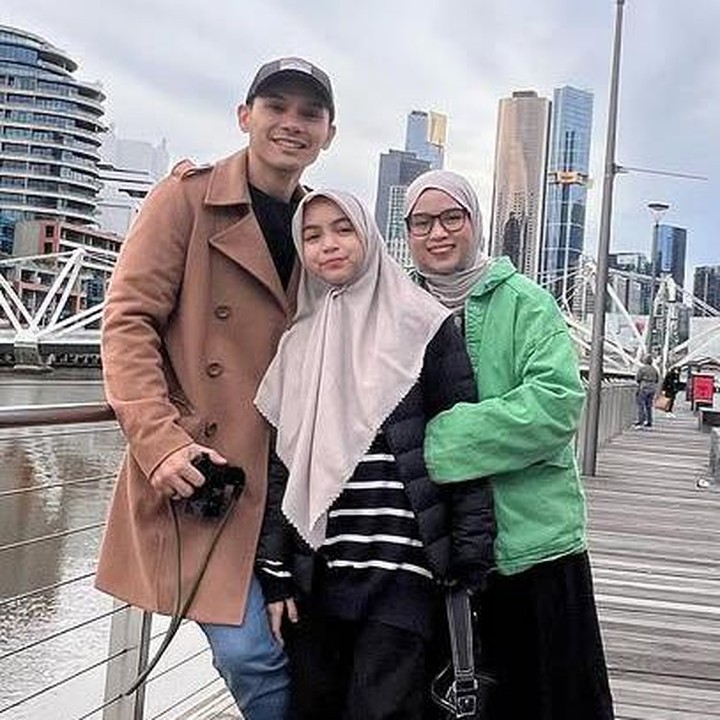 <p>Sienna Ameerah, putri semata wayang Ben Kasyafani dan Marshanda, selalu mencuri perhatian karena memiliki hubungan yang hangat dengan sang Ayah. Meski Ben kini telah menikah lagi dengan Nesyana Ayu, kedekatan mereka tetap terjaga dengan baik, Bunda. (Foto: Instagram @benkasyafani)</p>
