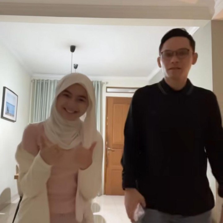 <p>Keduanya nampak membuat konten lucu, namun ada pesan manis yang disampaikan. &ldquo;Sentilan <em>soft spoken</em> dari Ayah ku tersayang,&rdquo; tulis Sienna melalui unggahannya. (Foto: Instagram @benkasyafani)</p>