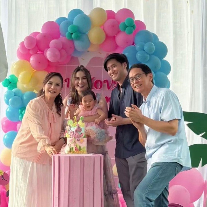 <p>Di hari spesial Kimova, Kevin dan Vicy menyiapkan pesta ulang tahun putri pertamanya itu dengan tema bernuansa <em>pink</em>. Perayaan ulang tahunnya pun juga dihadiri oleh kedua orang tua dari Kevin, yakni Addie MS dan Memes yang tampak antusias. (Foto: Instagram @memes605)</p>