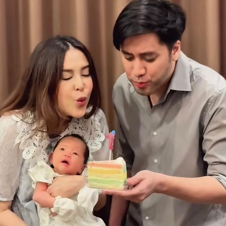 <p>Melalui unggahan di Instagram, Vicy dan Kevin juga sempat membagikan momen manis perjalanan tumbuh kembang Kimova. Tak ingin melewatkan kesempatan, pasangan ini selalu merayakan tanggal kelahiran Si Kecil di setiap bulannya dengan meniup lilin bersama, Bunda. (Foto: Instagram @vicymelanie)</p>