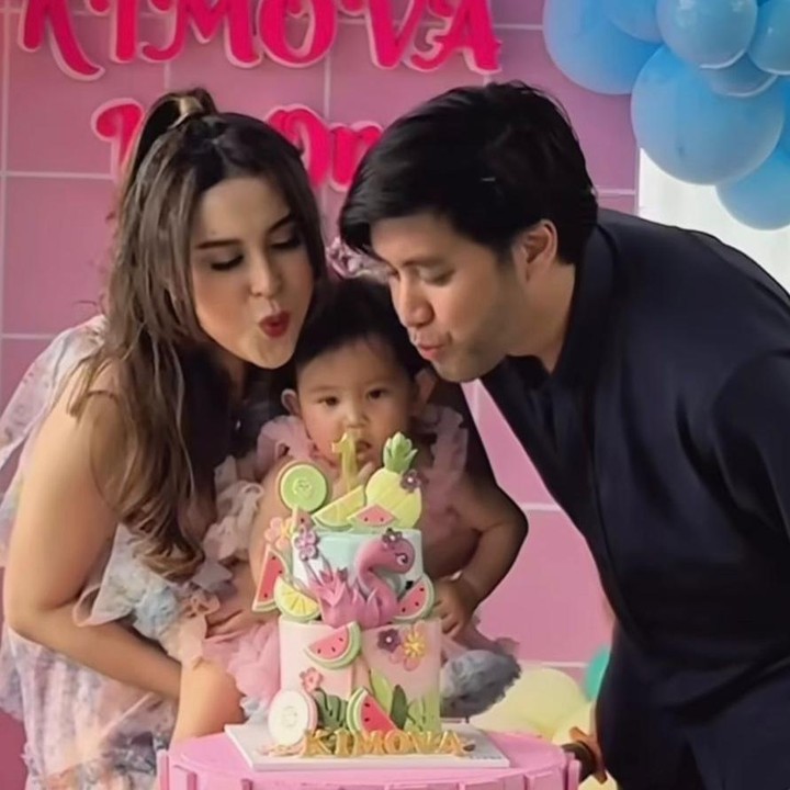 <p>Kevin Aprilio dan Vicy Melanie begitu bahagia menjalani peran baru sebagai orang tua. Setelah hampir empat tahun membina rumah tangga, pasangan ini dikaruniai seorang putri bernama Kimova Dasha Aprilio. Tepat pada 5 Oktober 2025, Kimova merayakan ulang tahun pertamanya. (Foto: Instagram @vicymelanie)</p>