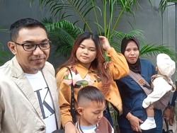 Masih Terbayang Mpok Alpa, Ajie Darmaji Tak Kuat Tatap Anak Kembar