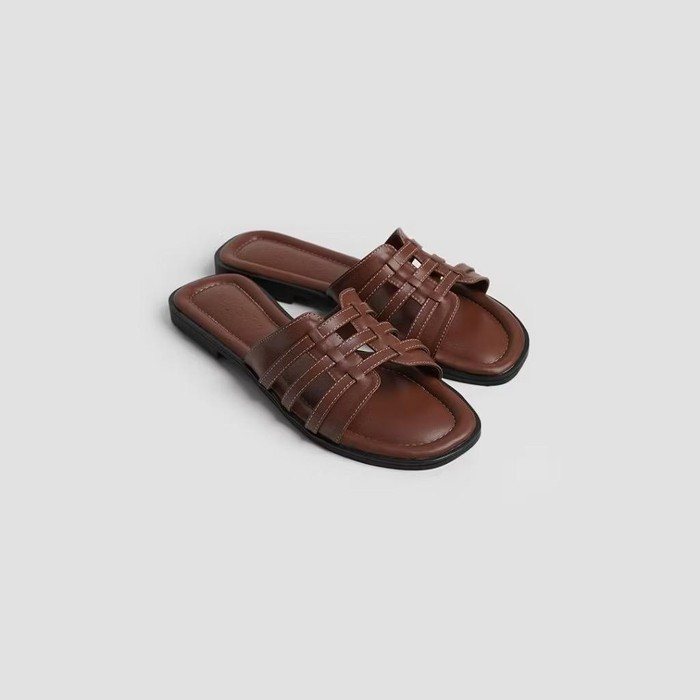 Sandal ini terlihat elevated berkat beberapa detail menarik, seperti aksen anyaman di bagian strap depan. Selain itu, jahitan kontras berupa garis berwarna putih di pinggiran sandal menambah kesan casual chic.
