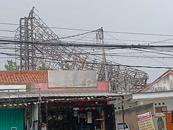 Hujan dan Angin Kencang, Papan Reklame Roboh Timpa Rumah Warga di Tangsel