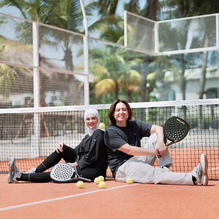<p>Pasangan Cut Meyriska dan Roger Danuarta juga aktif bermain padel bersama. Pasangan yang telah dikaruniai dua anak ini bahkan pernah ikut turnamen padel hingga ketagihan melakukan aktivitas fisik ini. Dalam turnamen tersebut, Cut Meyriska dan Roger bahkan berhasil mendapatkan predikat Favorite Couple, Bunda. (Foto: Instagram @cutratumeyriska)</p>
