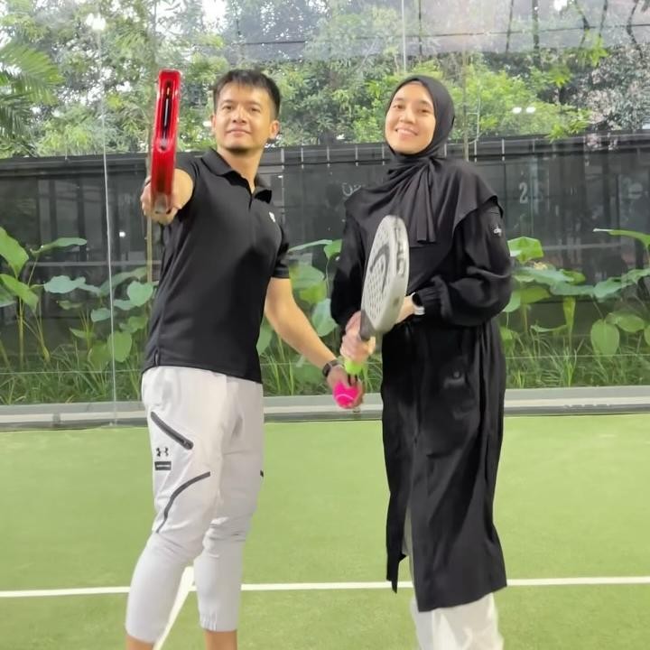 <p>Pasangan Dhini Aminarti dan Dimas Seto dikenal sebagai pasangan romantis yang sering <em>quality time</em> bersama. Beberapa bulan terakhir, keduanya sering nge-date sambil bermain padel. Dalam satu unggahan, Dhini sempat mengungkap hobi baru yang dinikmatinya ini. "Jadi <em>favorite</em> aku dan aku mulai terpaddle2. Kayak aku terdimas2," tulis Dhini. Sebelum padel, Dhini dan Dimas sudah sering <em>nge-date</em> sambil olahraga. Keduanya diketahui cukup rutin melakukan olahraga lari, Bunda. (Foto: Instagram @dhiniaminarti)</p>