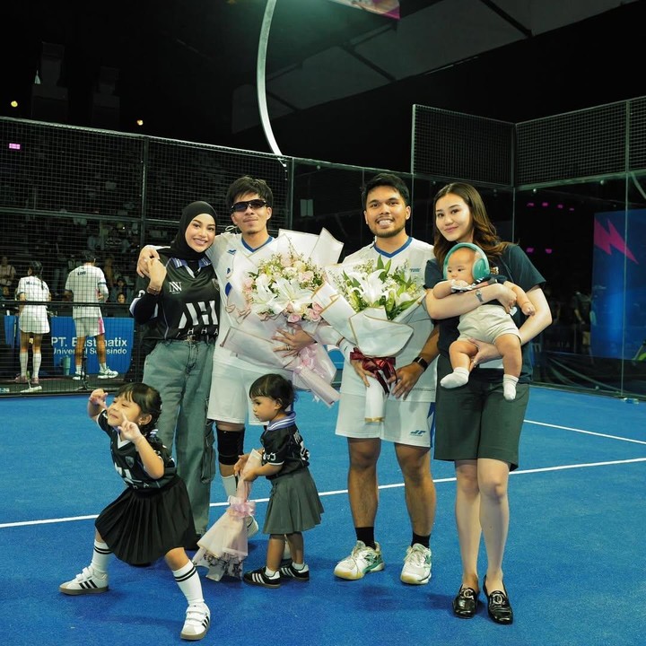 <p>Padel date tak hanya soal bermain olahraga bersama. Kakak beradik Atta dan Thariq Halilintar baru-baru ini mengikuti kompetisi padel selebriti. Keduanya melakukan <em>date</em> dengan istri masing-masing yang memberikan dukungan dari pinggir lapangan. Istri Thariq, Aaliyah Massaid terlihat membawa putra mereka Arash untuk memberikan dukungan. Sedangkan, Atta memboyong istrinya Aurel dan kedua putrinya untuk memberikan semangat. (Foto: Instagram @thariqhalilintar)</p>
