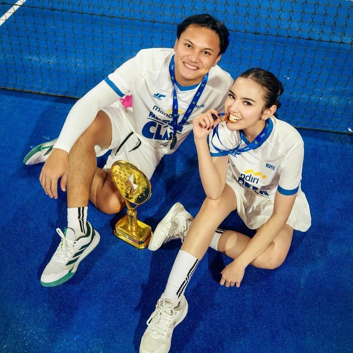<p>Pasangan musisi Rizky Febian dan Mahalini juga sering padel date, mulai dari latihan bersama hingga ikut turnamen. Baru-baru ini, keduanya kembali mengikuti turnamen bersama. Meski kalah, tim Rizky Febian dan Mahalini berhasil menjuarai kompetisi secara keseluruhan. "BANGGA banget meski di gamenya kalah. Aku <em>happy</em> liat km <em>improve</em> dan mau berjuang bersama. Kalah menang biasa, yang penting ini dada isinya kamu semua," tulis Rizky Febian dalam unggahannya usai bertanding padel bersama sang istri. (Foto: Instagram @rizkyfbian)</p>