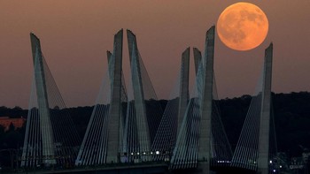 FOTO: Harvestmoon, Supermoon Pertama 2025 Tampil Memesona di Langit