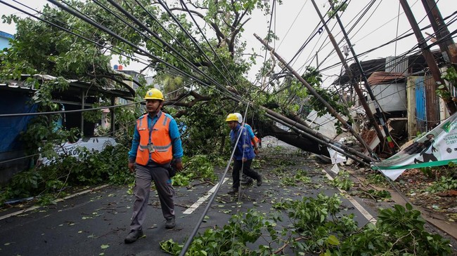 BMKG menyebut cuaca ekstrem yang melanda wilayah Tangerang Selatan dan sekitarnya disebabkan masa peralihan atau musim pancaroba.