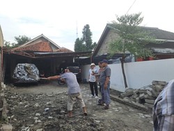 Tembok Ambruk Diterjang Hujan Angin di Tangsel Timpa Motor-motor Parkir