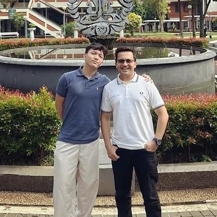 <p>Di tengah kesibukannya sebagai wakil bupati Bandung dan artis, Sahrul tetap menyempatkan waktu untuk menemani Ezzar. Sahrul bahkan ikut hadir ketika sang anak hendak menghadapi <em>quiz</em> di kampus. (Foto: Instagram @sahrulgunawanofficial)</p>