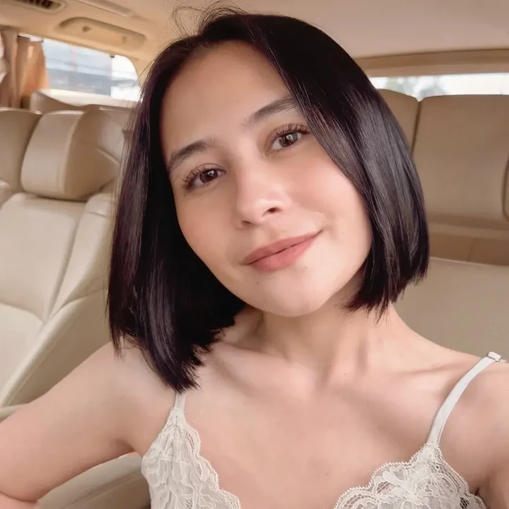 <p>Banyak netizen menuliskan pujian tentang gaya rambut terbaru Prilly di kolom komentar unggahan. Beberapa di antaranya mengaku suka dengan penampilan baru dari perempuan 28 tahun ini. "<em>Fresh</em> bgt keliatan ny , jadi makin cantikk," tulis akun @sr***. "<em>Fresh and Beauty</em>," ujar @ye***. "cantik bnget <em>MasyaAllah</em>," ungkap akun @xo***. (Foto: Instagram @prillylatuconsina96)</p>