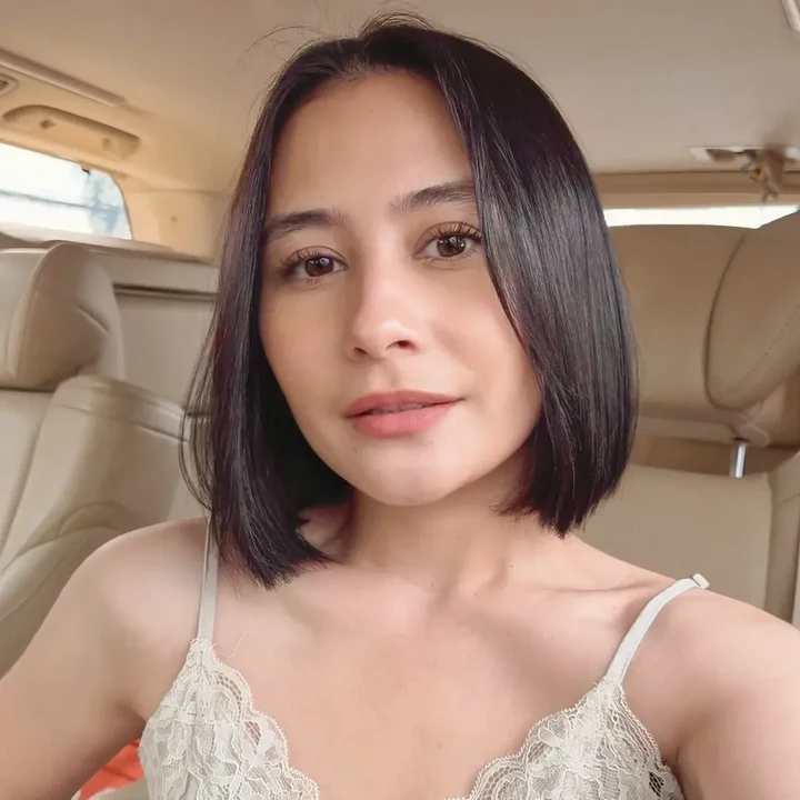 <p>Gaya rambut terbaru Prilly ini membuat tampilannya menjadi lebih <em>fresh</em>. Selain Omar, banyak netizen setuju kalau gaya rambut pendek ini memang cocok dengan Prilly. Perlu diketahui, Prilly juga pernah memotong rambutnya menjadi pendek saat membintangi film <em>Ketika Berhenti di Sini</em>. Saat itu, Prilly belum menjalin hubungan asmara dengan Omar. (Foto: Instagram @prillylatuconsina96)</p>