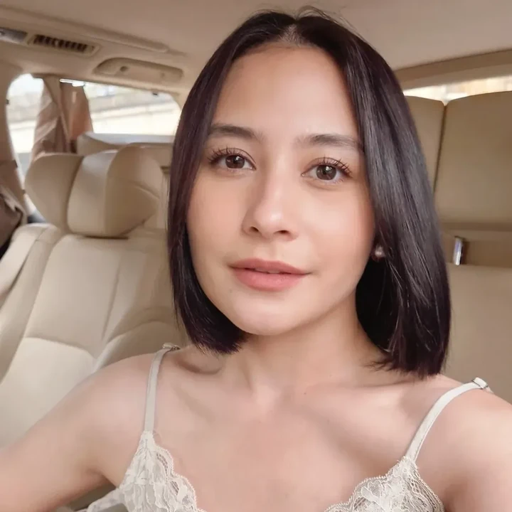 <p>Tak lama setelah Omar posting di Instagram, Prilly mengunggah foto penampilan terbarunya dengan rambut yang pendek. Prilly tampaknya 'terpaksa' mengunggah foto ini lantaran sang kekasih telah memposting terlebih dulu. "Padahal ga mau posting hari ini kalo potong pendek tapi pacarku terlalu semangat dan colong start mau <em>posting</em> duluan," ungkap Prilly. (Foto: Instagram @prillylatuconsina96)</p>