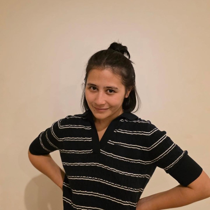 <p>Artis Prilly Latuconsina mengubah penampilannya, Bunda. Prilly memotong rambutnya menjadi lebih pendek setelah cukup lama mempertahankan potongan rambut panjang. (Foto: Instagram @omara.esteghlal)</p>