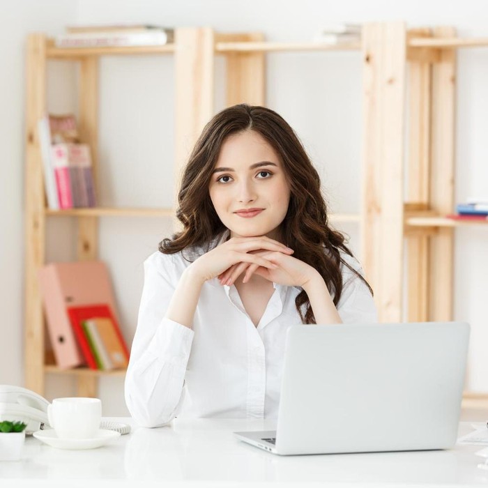 Orang-orang yang berkelas biasanya memiliki kepercayaan diri yang alami. Mereka tahu siapa diri mereka, sehingga tidak membutuhkan validasi dari orang lain untuk merasa dihargai.