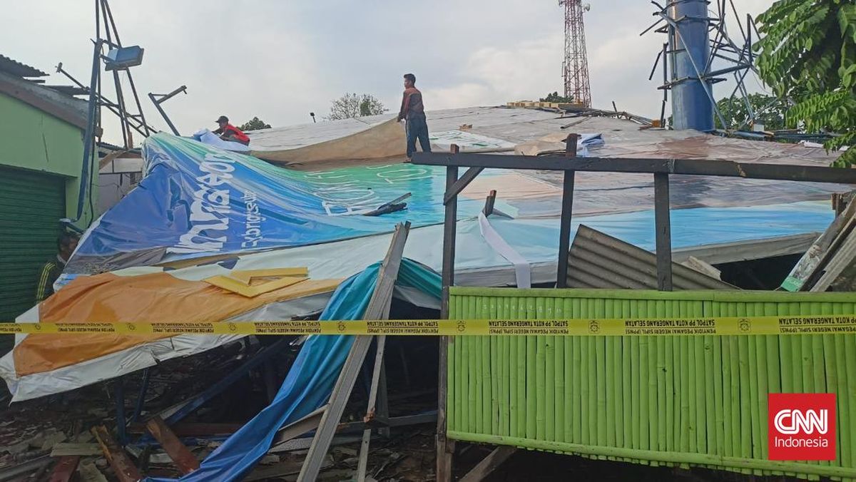 Dua Reklame Jumbo di Ciputat Tangsel Roboh, Ibu dan Anak Tertimpa