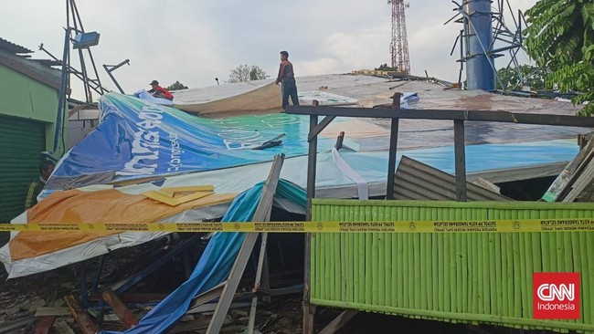 Dua Reklame Jumbo di Ciputat Tangsel Roboh, Ibu dan Anak Tertimpa Bangunan reklame jumbo di Ciputat roboh menimpa sejumlah rumah. Ada korban ibu dan anak.