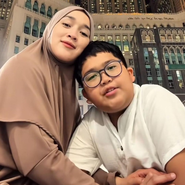<p>Momen itu dibagikan langsung lewat akun Instagram pribadi Ririe. Ia terlihat mengunggah sebuah video bersama sang putra ketika menikmati malam di depan zamzam tower.&nbsp;(Foto: Instagram@ririe_fairus)</p>